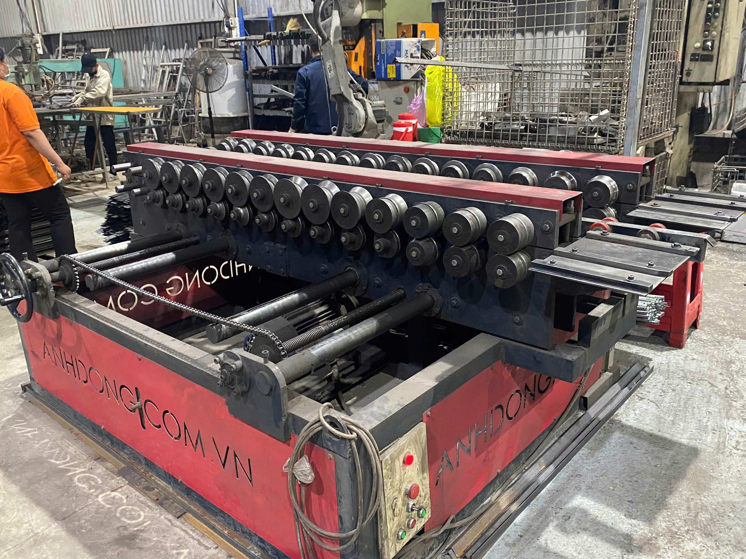 Metal forming machine